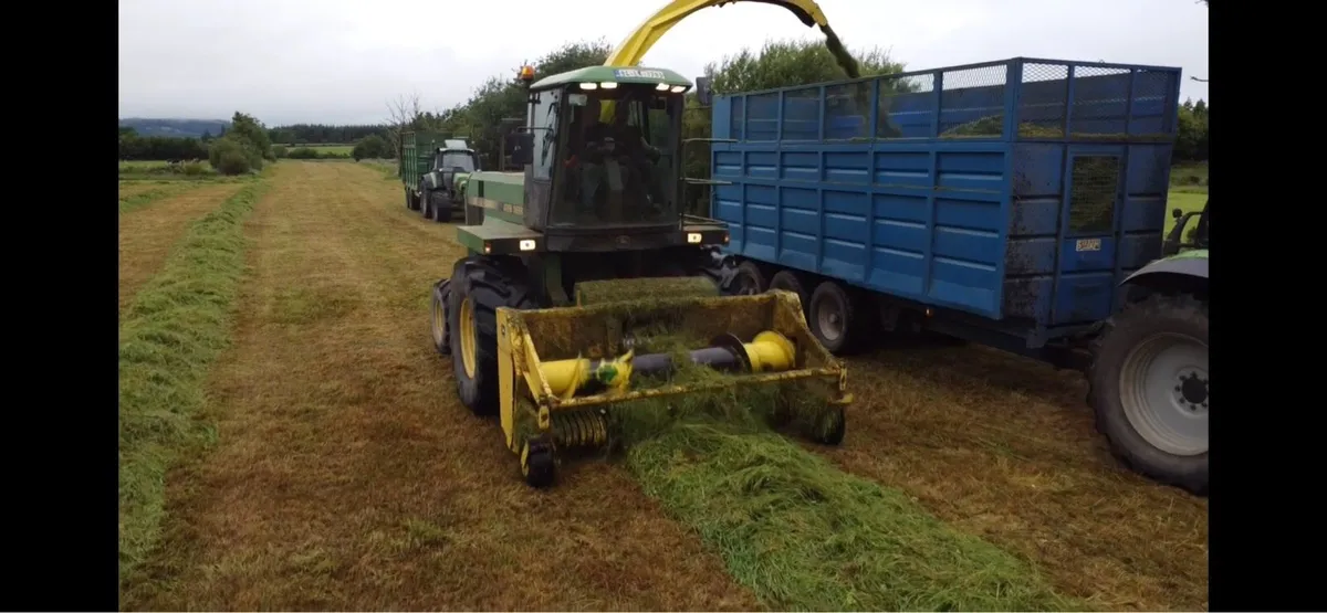 6810 John Deere harvester - Image 4