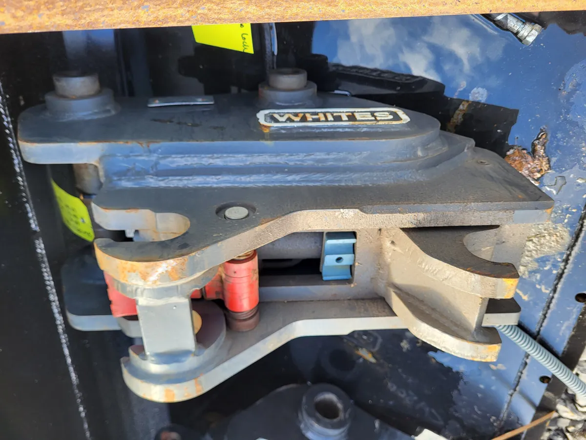 New 45mm Whites hydraulic quick hitch - Image 2