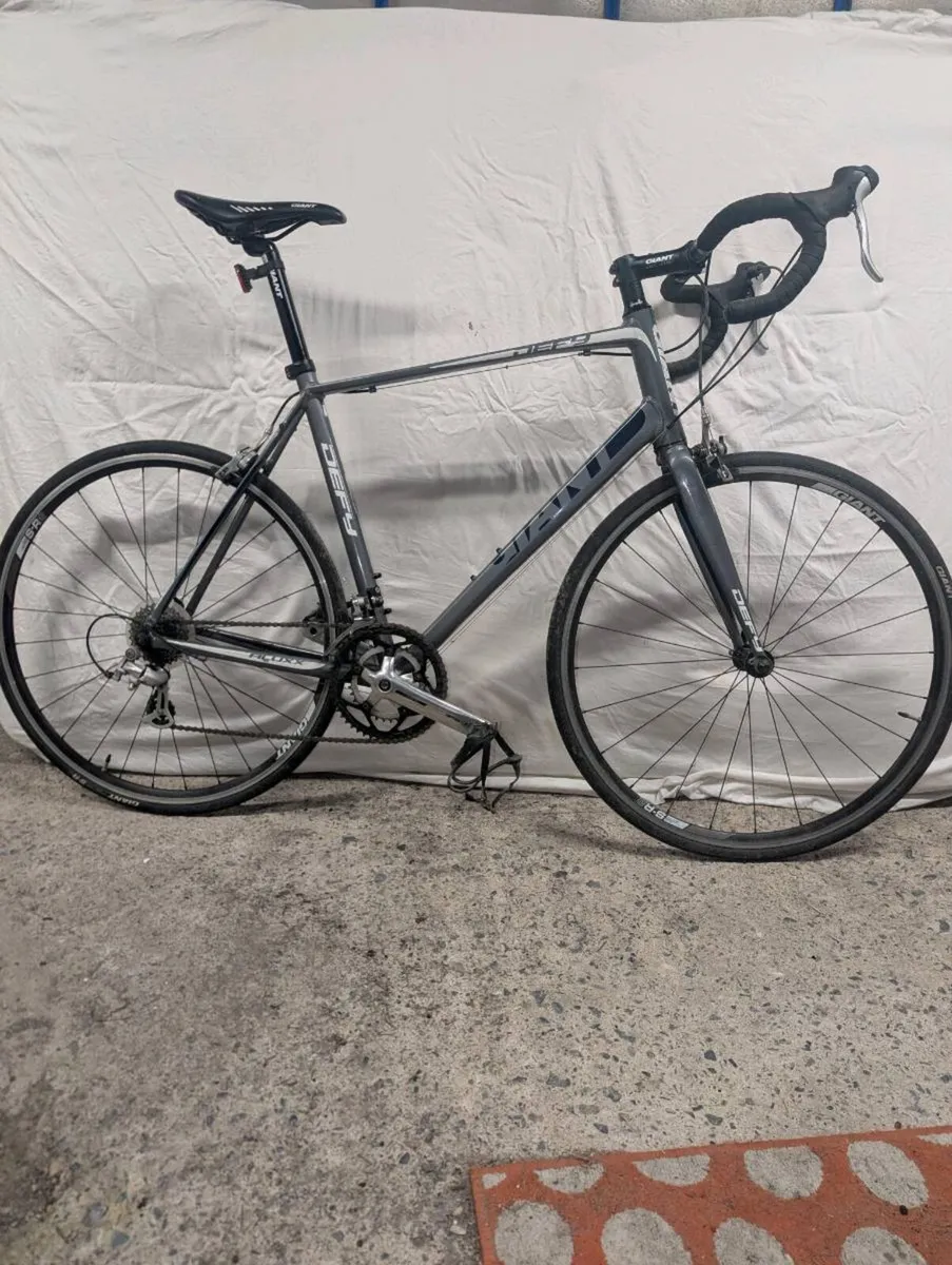 Giant Aluxx Fluidform Adult Roadbike - Image 1