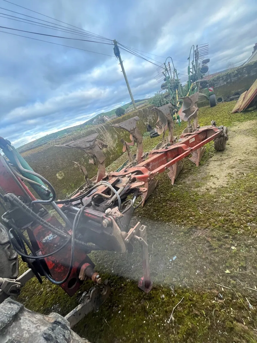 Kverneland plough - Image 4
