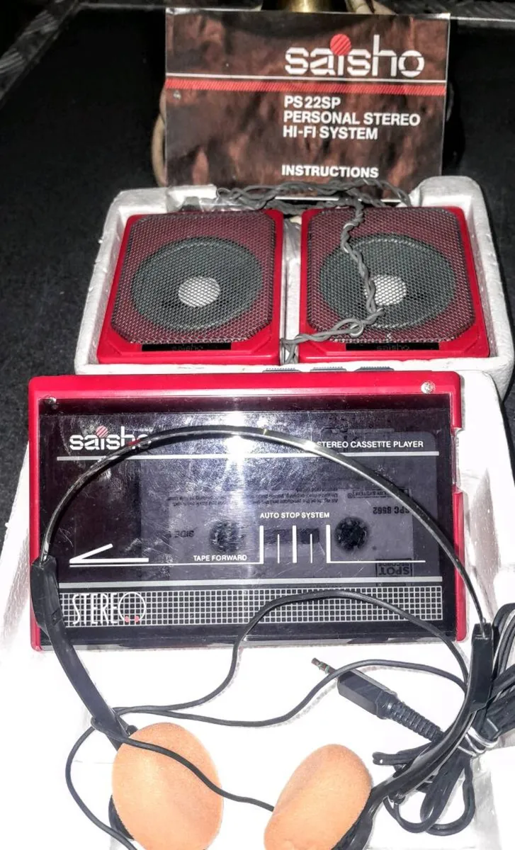 Saisho Walkman with mini speakers - Image 1