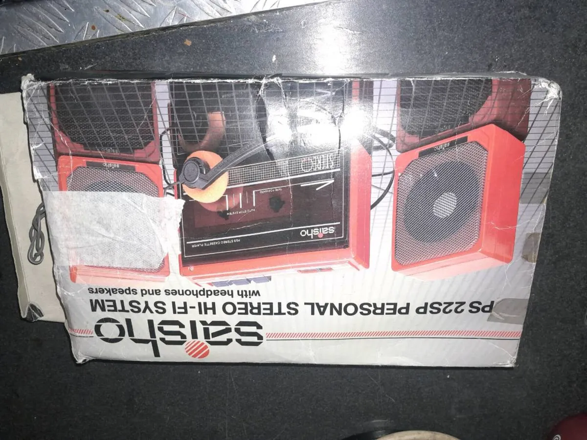 Saisho Walkman with mini speakers - Image 2