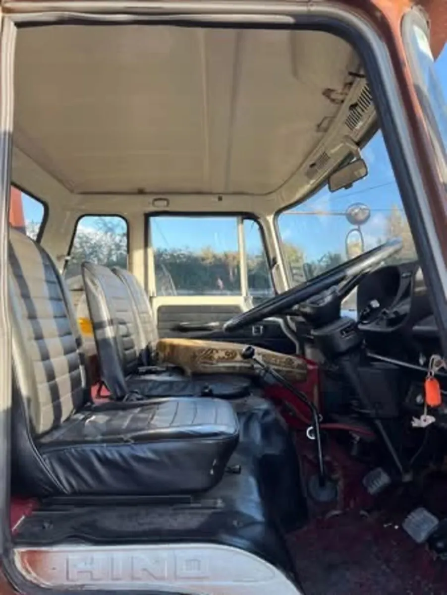 KR HINO FLAT BED 1981 LOW KLMS - Image 4