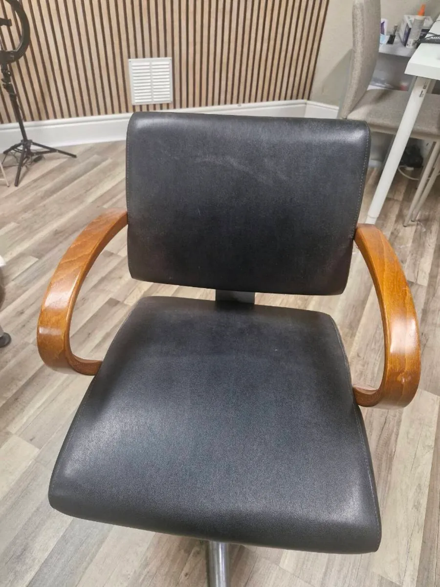 Hair salon chair - Image 1