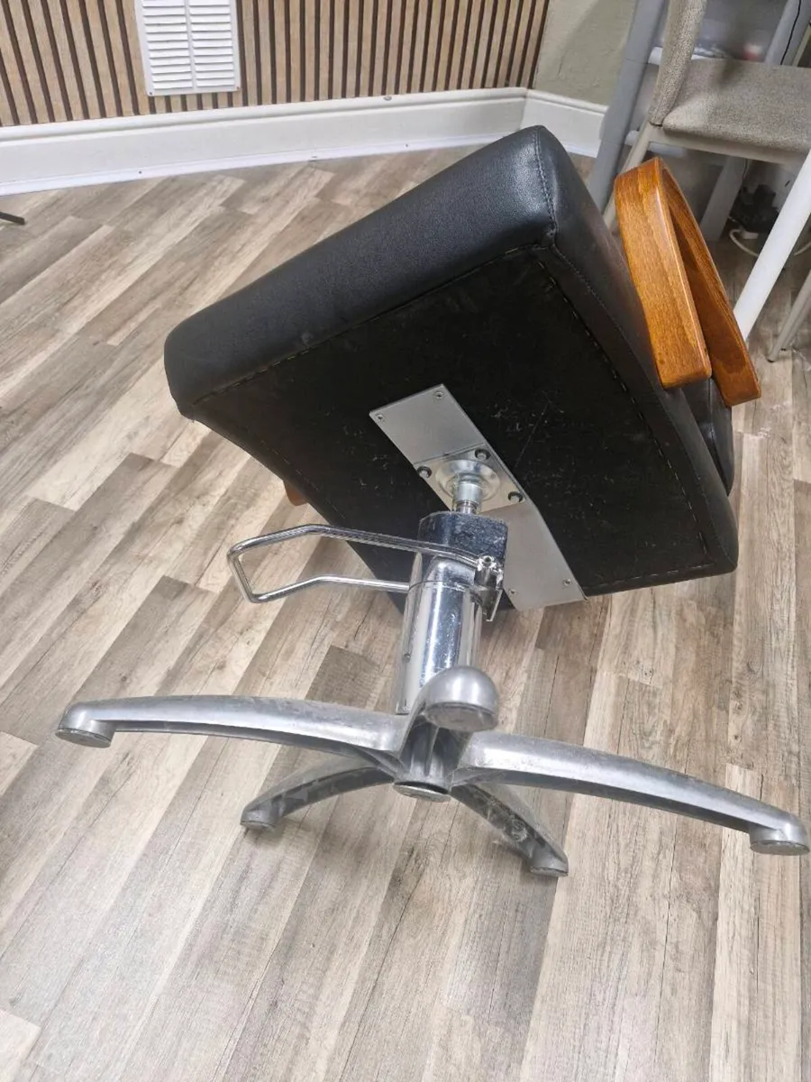 Hair salon chair - Image 3