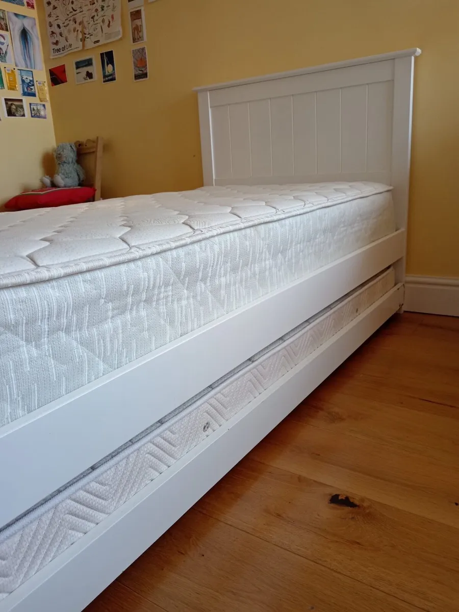 Single bed with rollaway bed under - Image 4