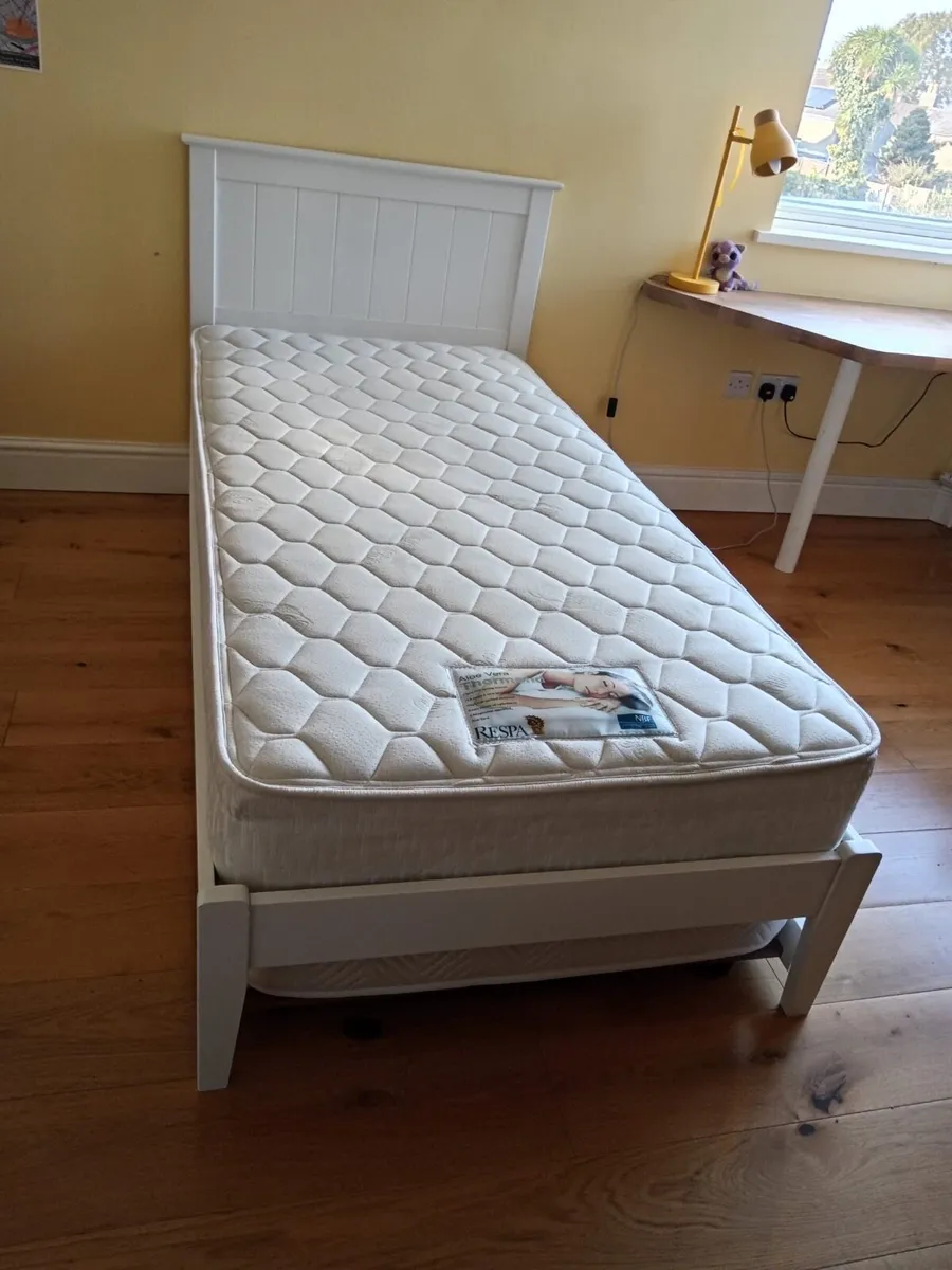 Single bed with rollaway bed under - Image 2