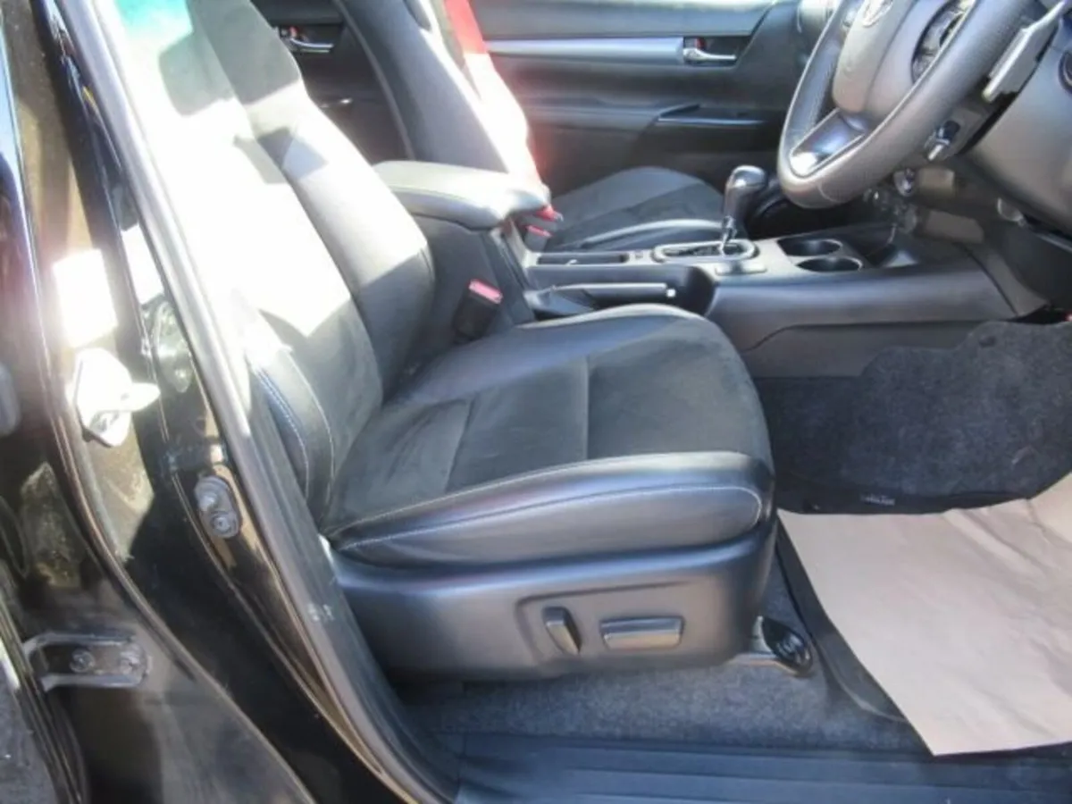 2.8 D-4D GR SPORT II Pickup Double Cab 4dr Diesel - Image 3