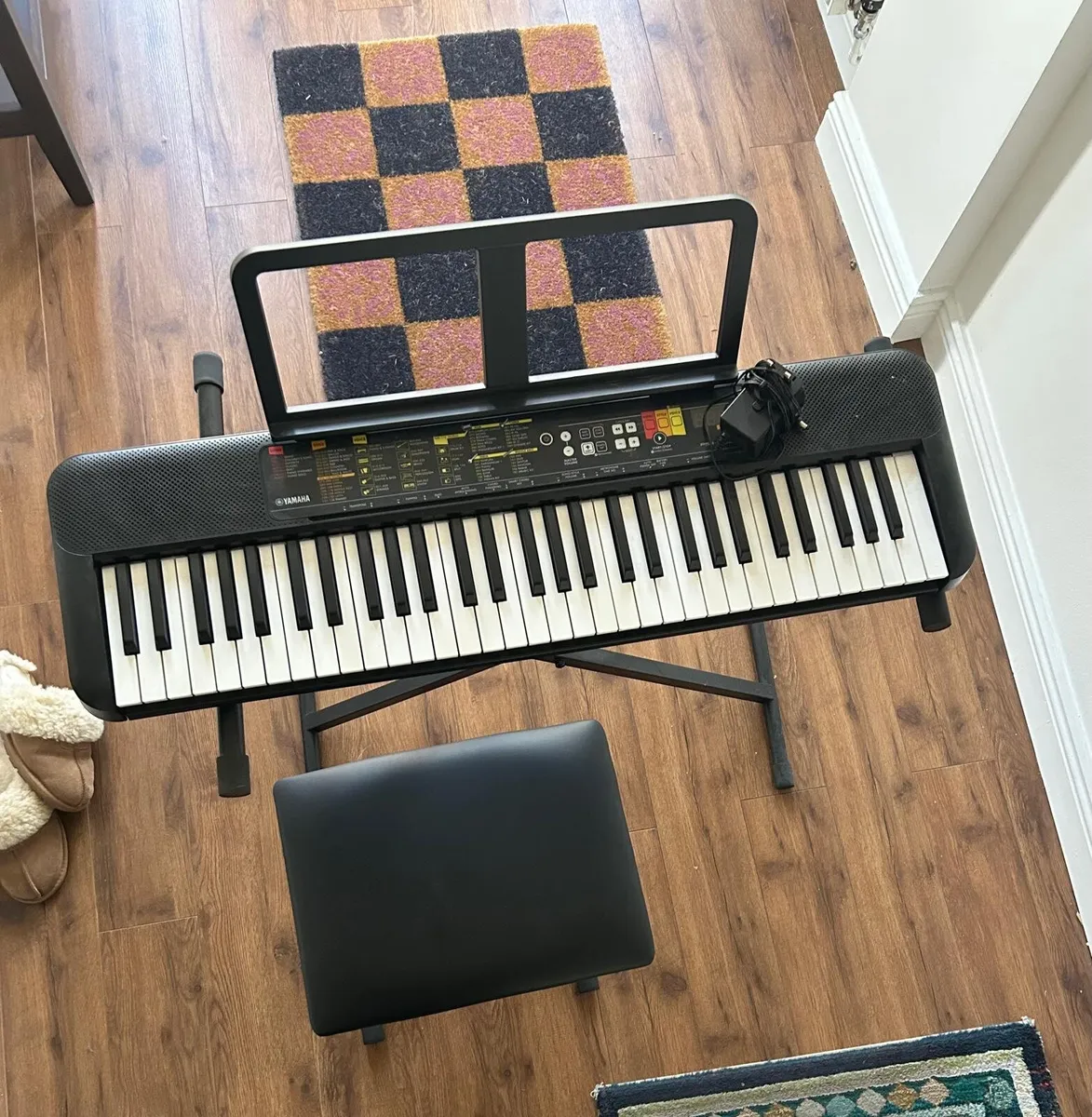 Electronic keyboard with stand and seat - Image 1