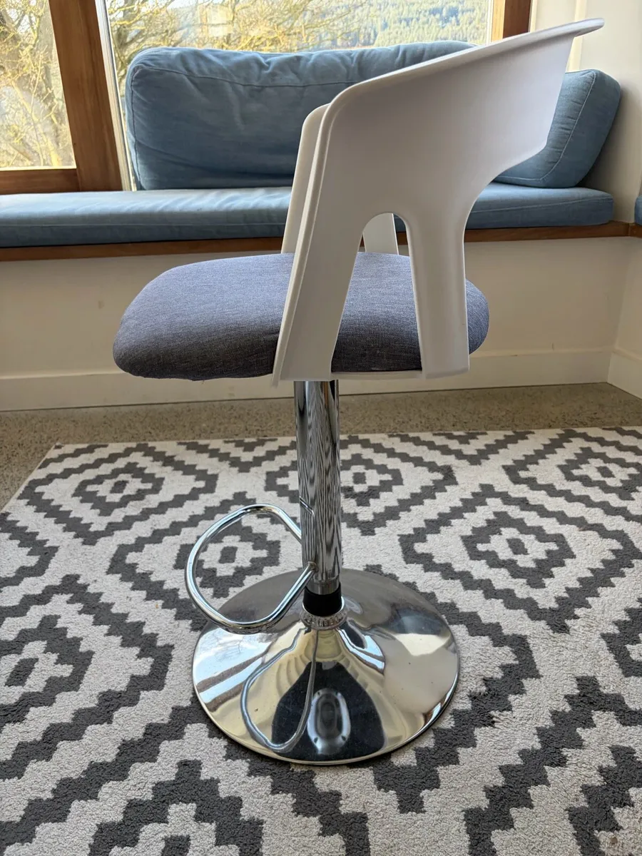 Adjustable tall stool - Image 4