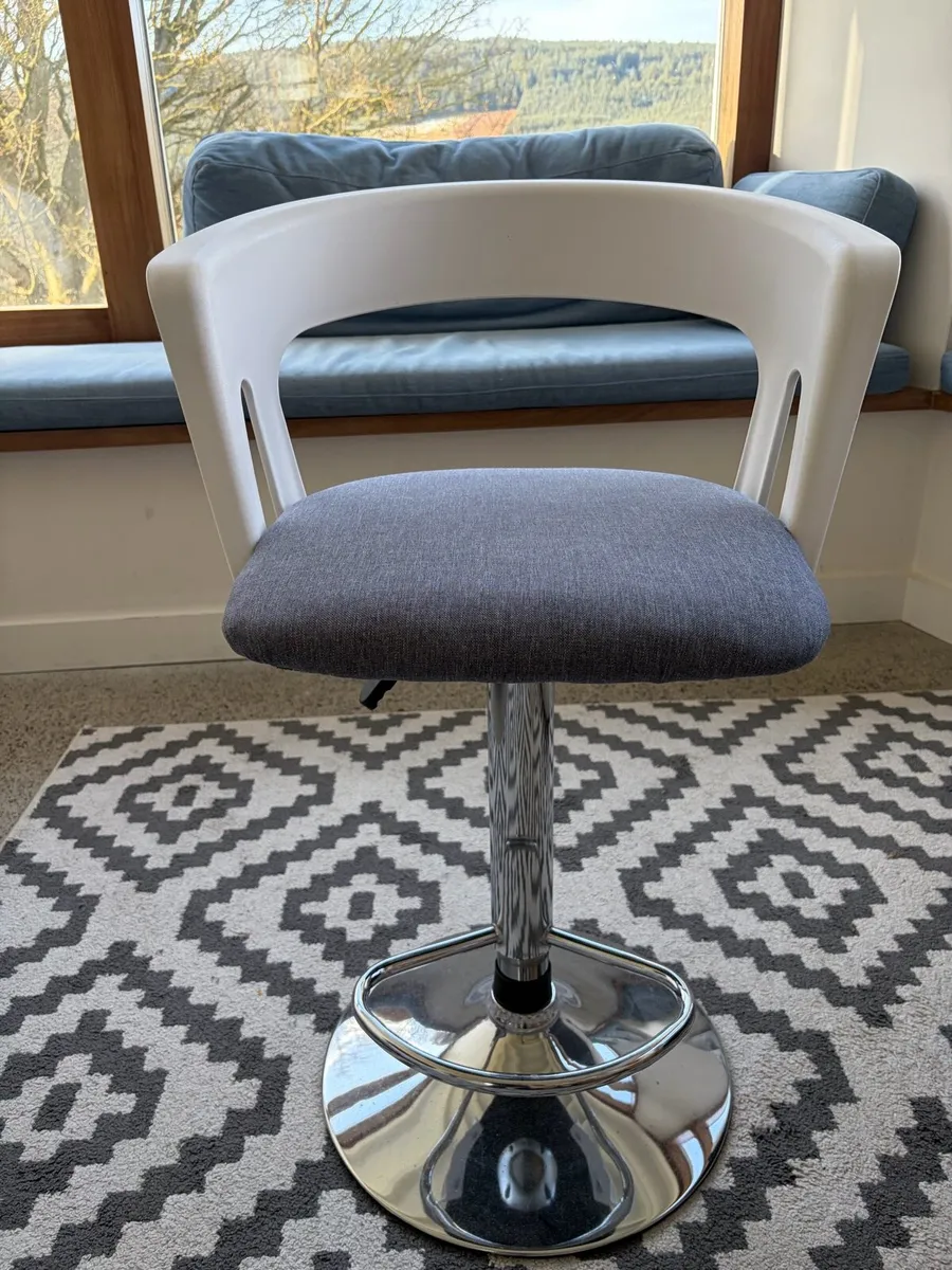 Adjustable tall stool - Image 3