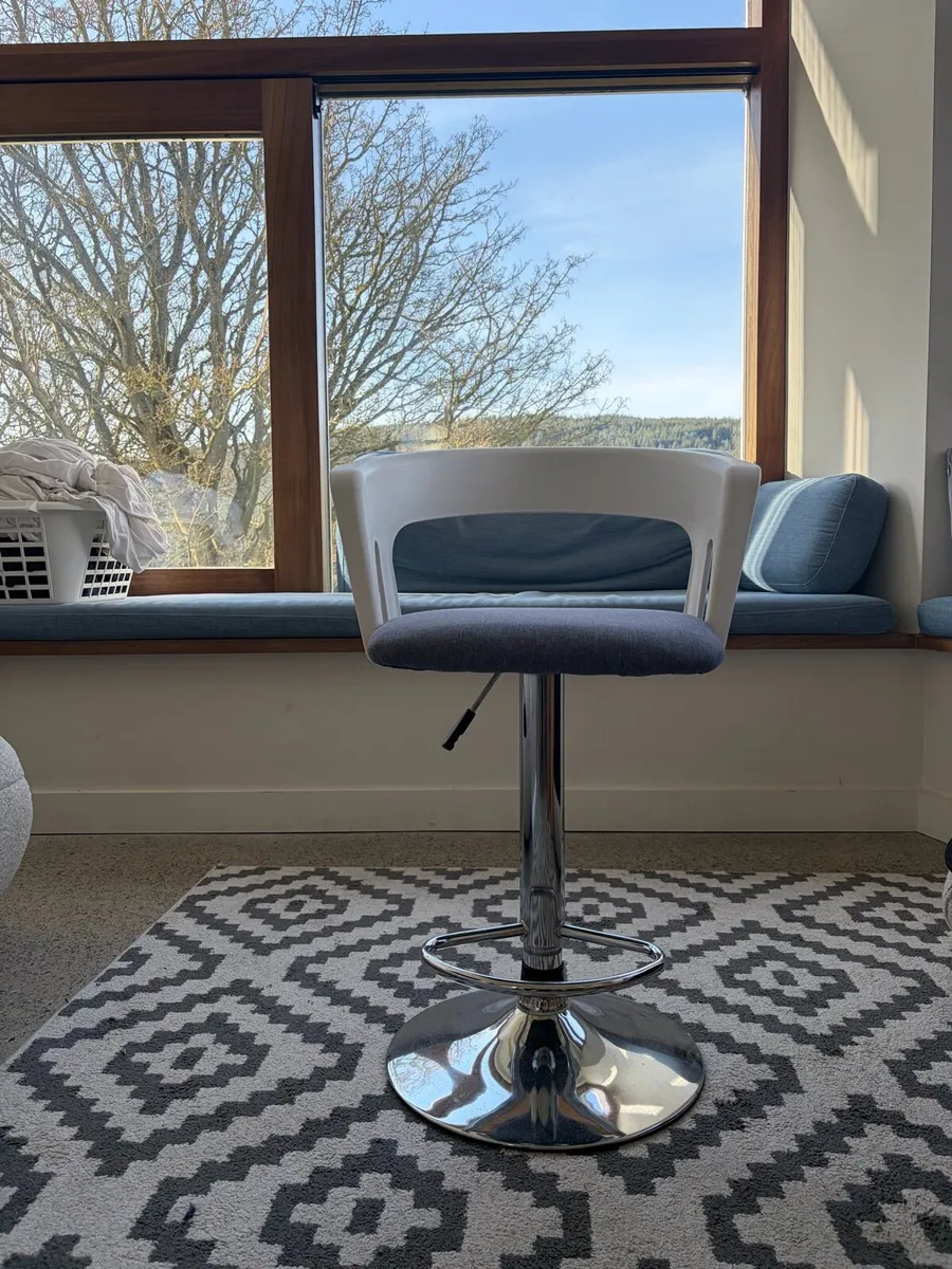 Adjustable tall stool - Image 2