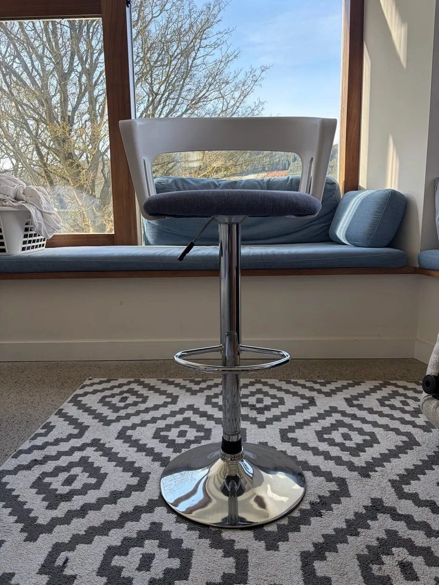 Adjustable tall stool - Image 1