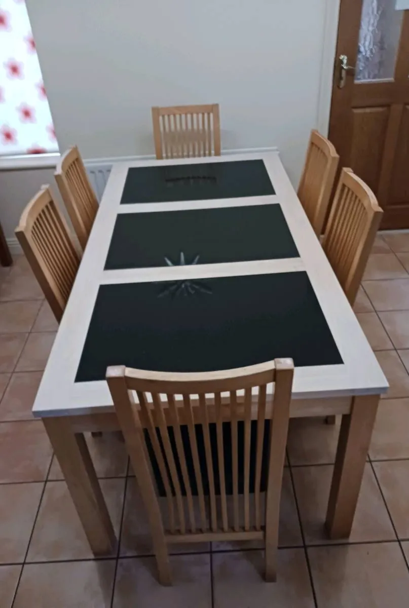 Kitchen table and chairs - Image 1