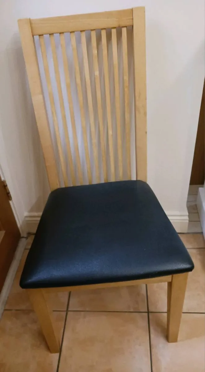 Kitchen table and chairs - Image 3