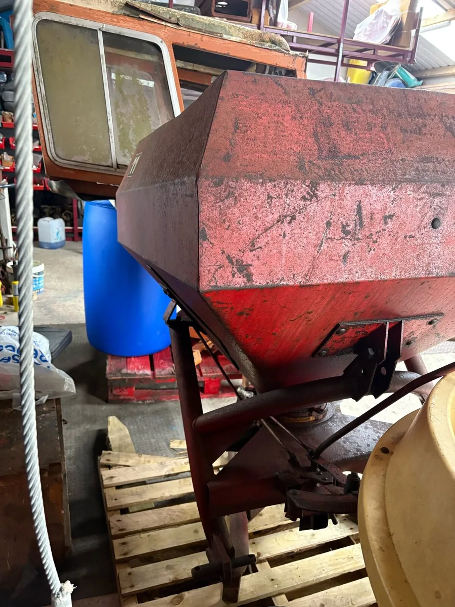 Massey Ferguson  11 fertilizer sower - Image 2