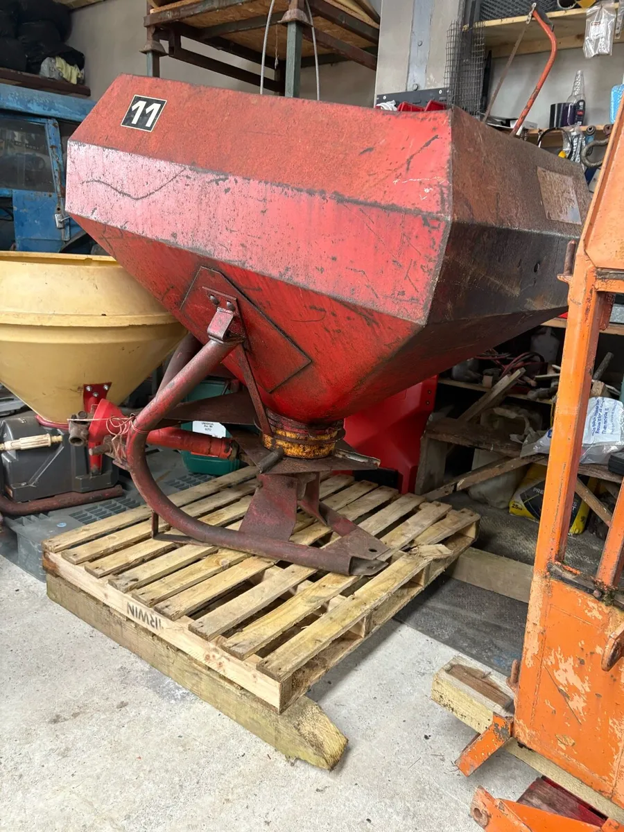 Massey Ferguson  11 fertilizer sower - Image 3