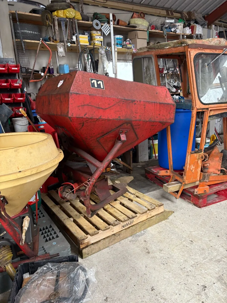 Massey Ferguson  11 fertilizer sower - Image 4