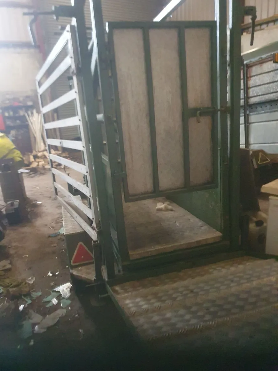 Mobile cattle crush - Image 2