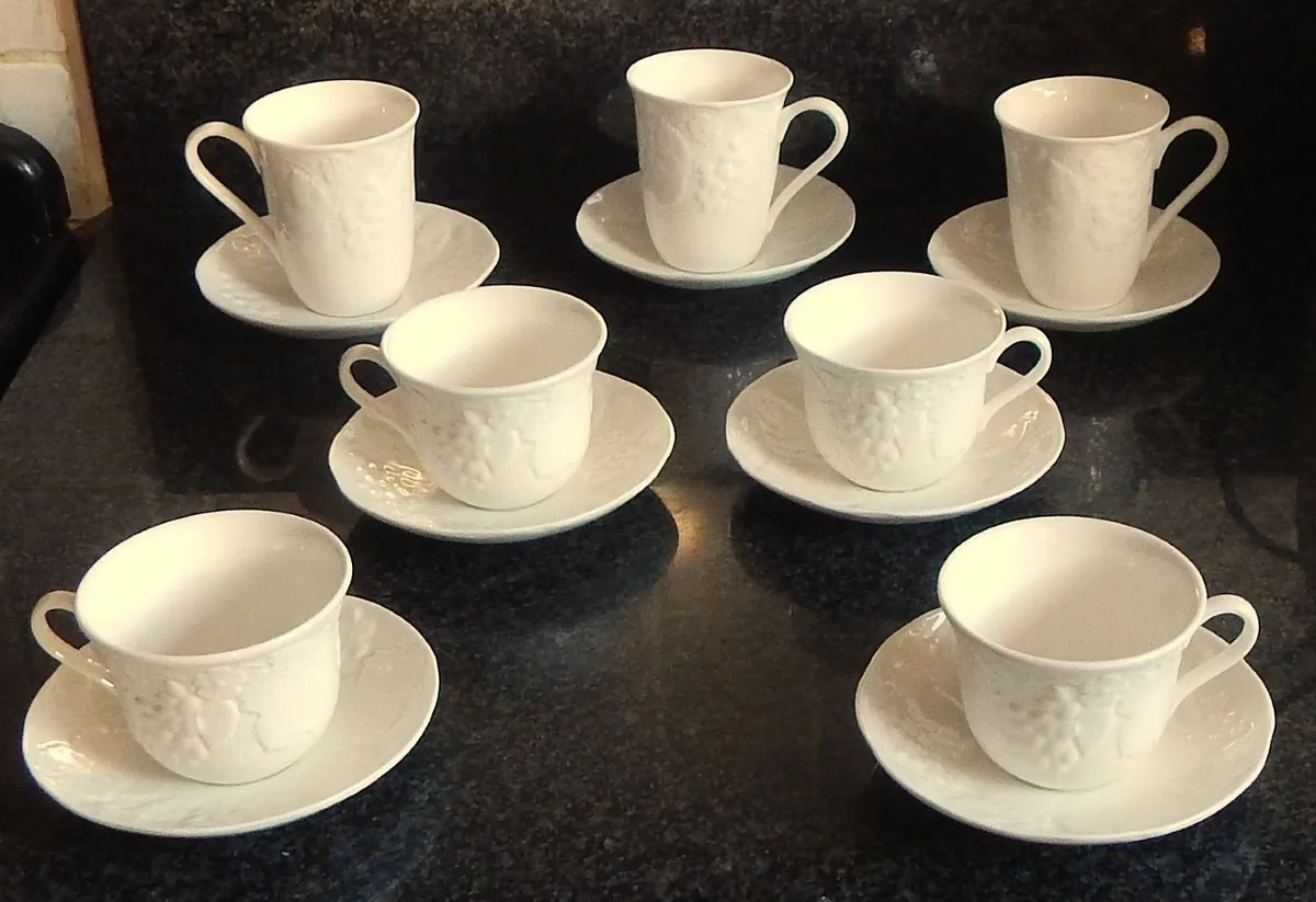 14 Pieces Wedgwood Bone China Strawberry & Vine - Image 1