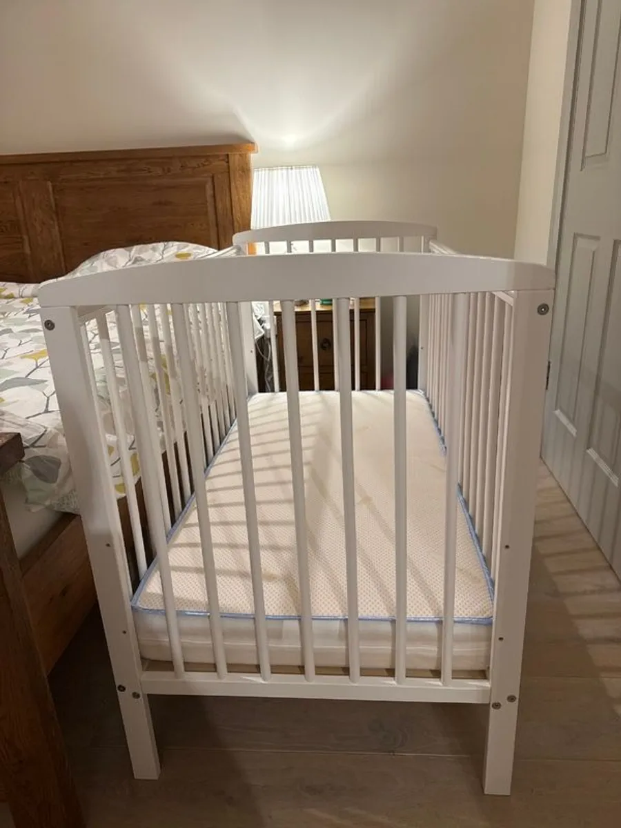 Baby elegance Baby cot + mattress+ cot top changer - Image 2