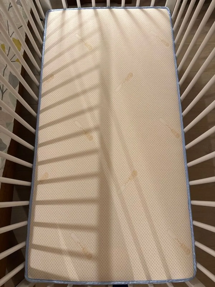 Baby elegance Baby cot + mattress+ cot top changer - Image 3