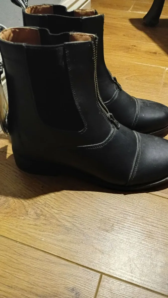 Toggi black jodphur boots size 41 - Image 1