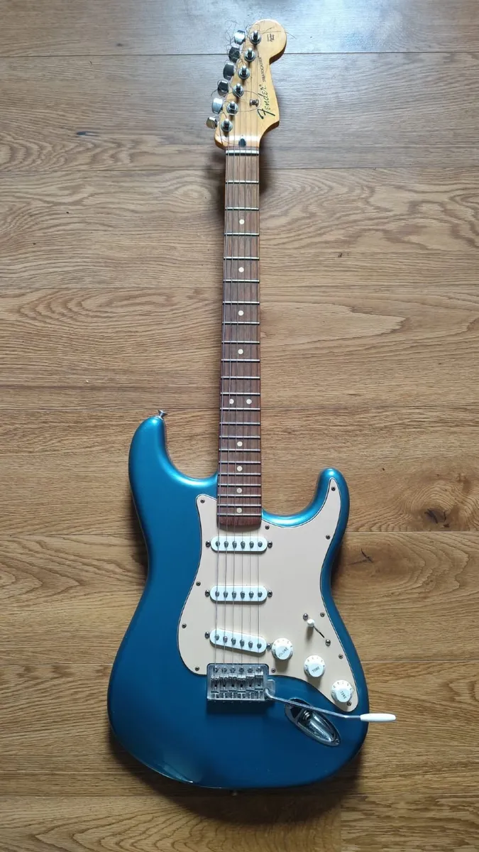 Stratocaster (Mexican) and Roland Cube 40xl amp - Image 1