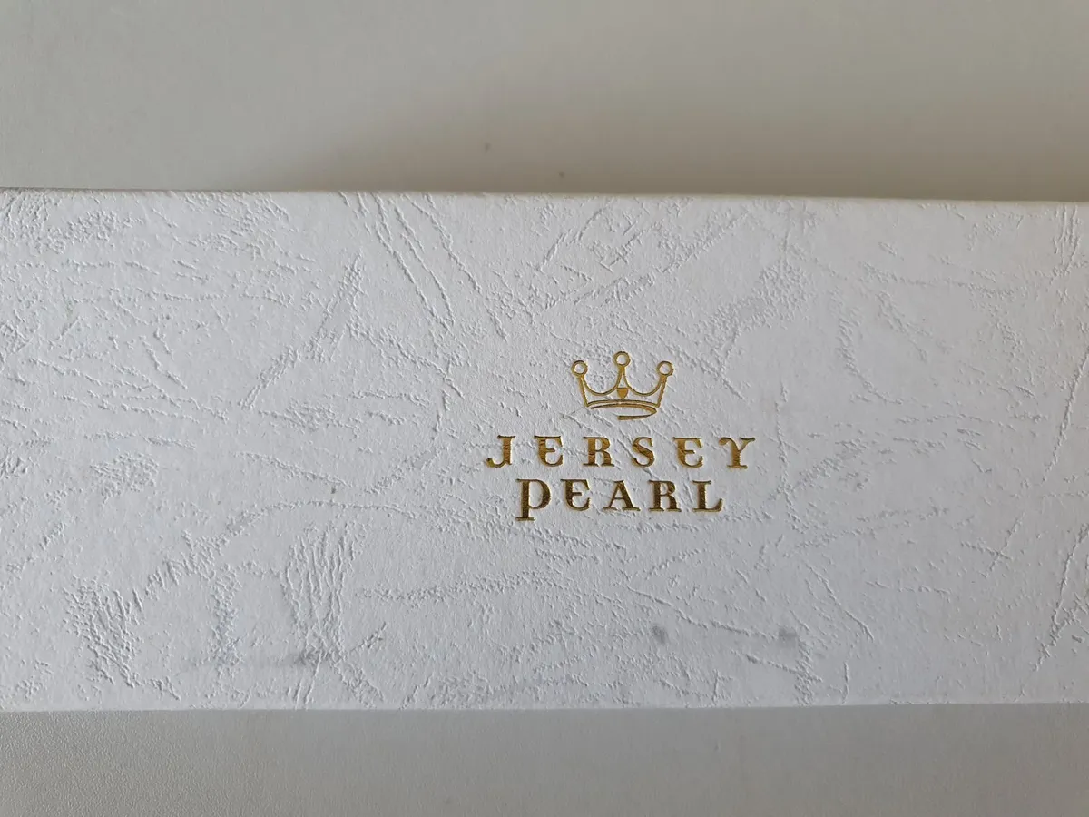 Jersey Pearl floating necklace - Image 2