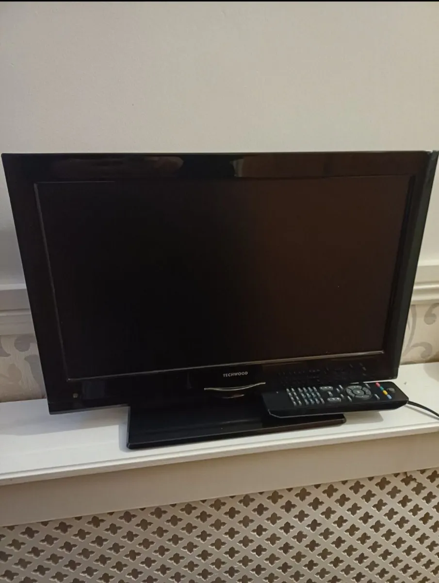 23"flat screen tv with remote and wall bracket