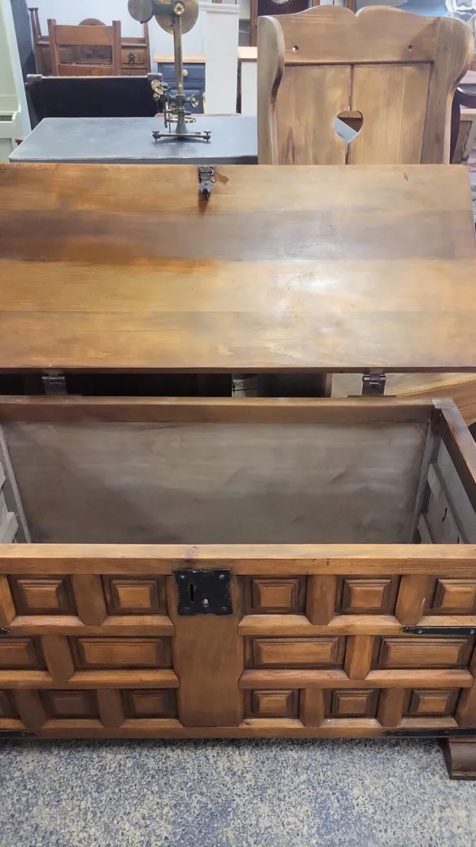 Large early 1900s solid oak trunk - Image 3