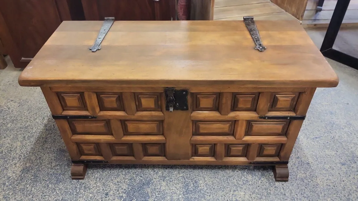 Large early 1900s solid oak trunk - Image 1