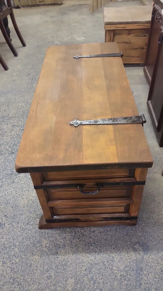 Large early 1900s solid oak trunk - Image 4