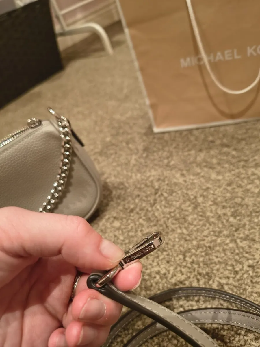 Michael Kors Grey Leather Shoulder / Crossbody Bag - Image 3