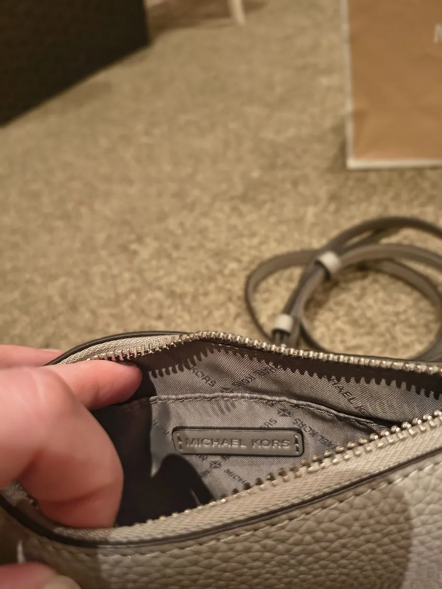 Michael Kors Grey Leather Shoulder / Crossbody Bag - Image 4