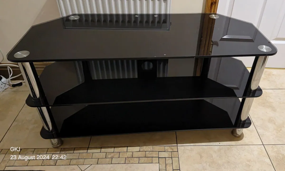 TV stand - Image 1