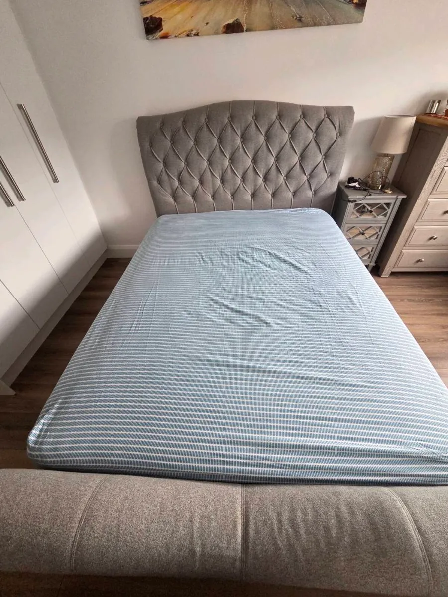 King size bed - Image 1