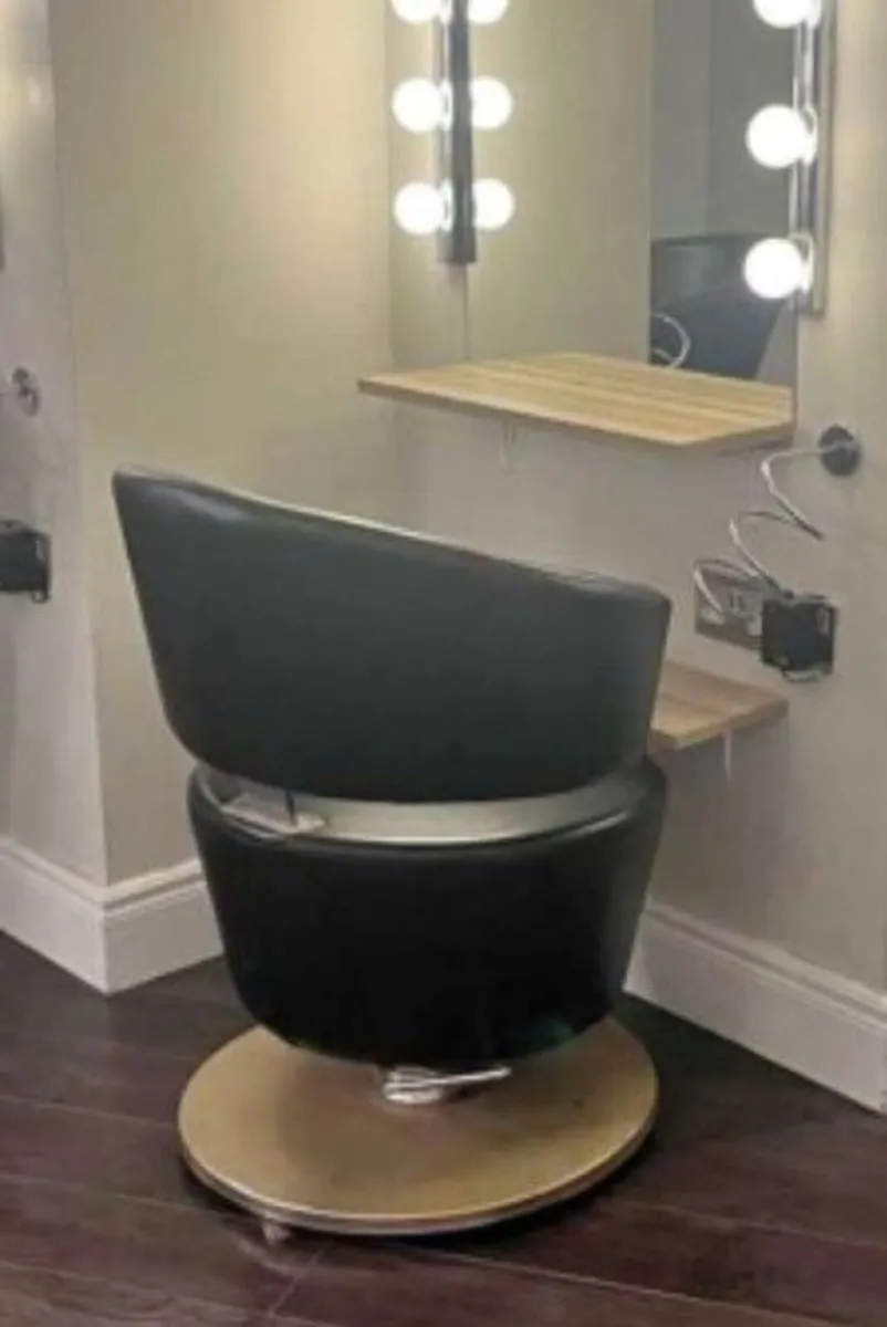 Salon chair with foot pump - Image 2