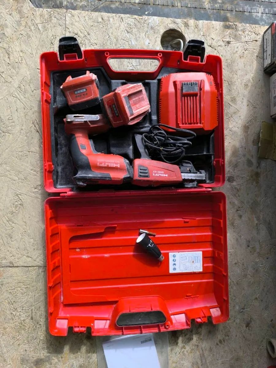 Hilti SD 5000 drywall screw gun
2 batteries - Image 1