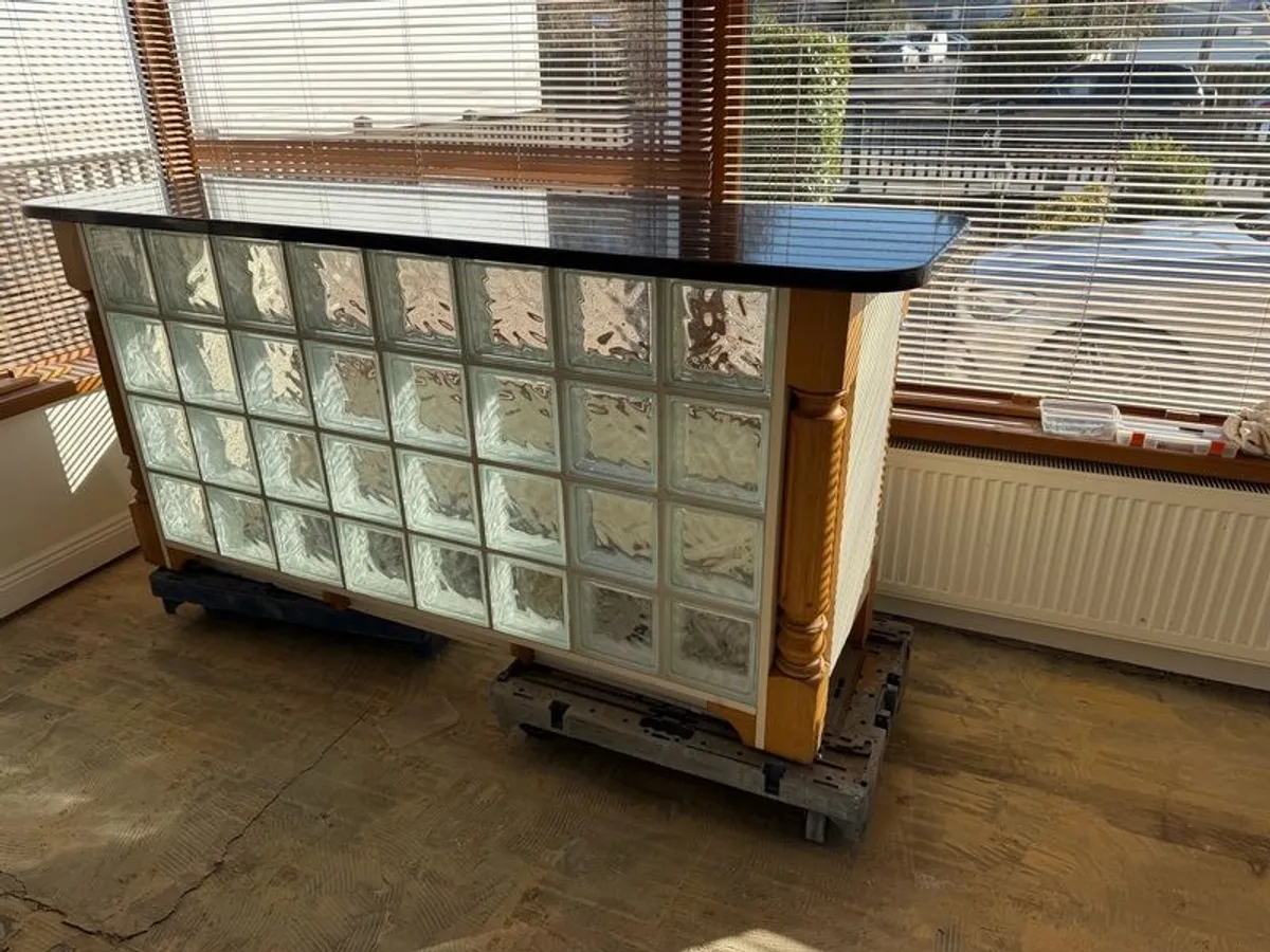 Kitchen island / bar - Image 3