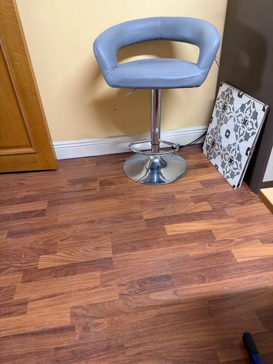 Kitchen island / bar - Image 4