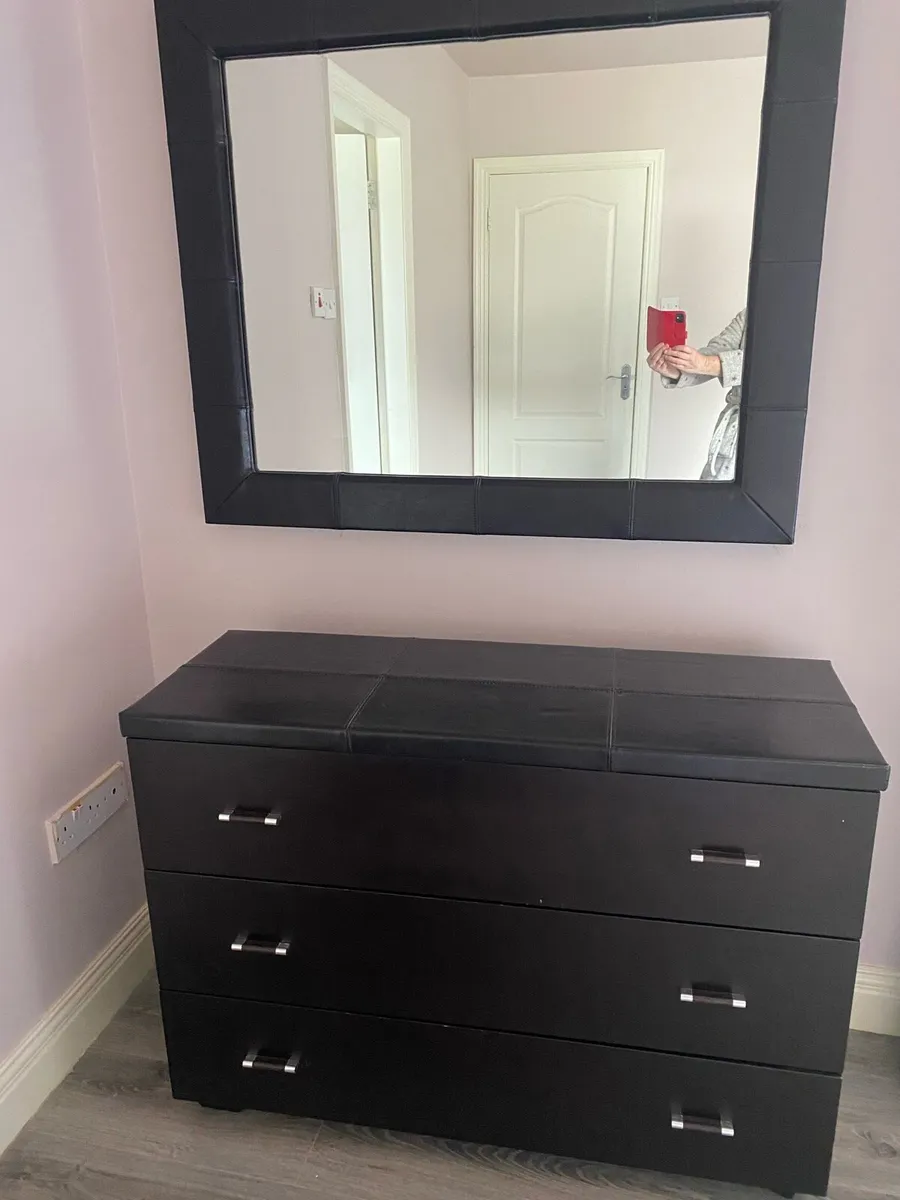 Bedroom furniture - Image 2