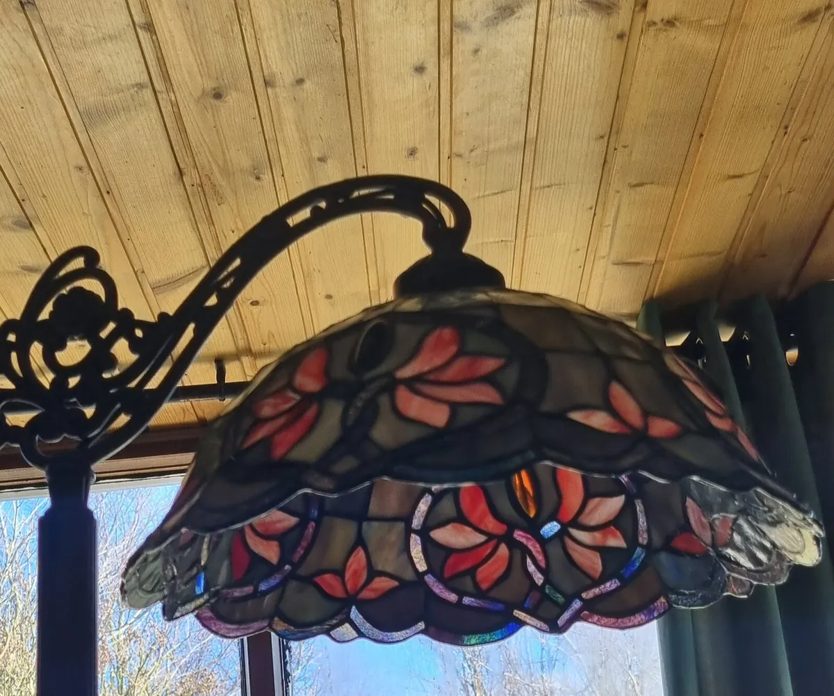 STUNNING TIFFANY LAMP..LOVELY FROSTED GREENS AMBĶS - Image 2