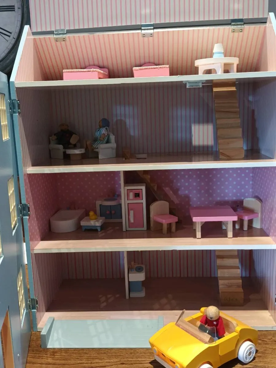 Doll house - Image 1