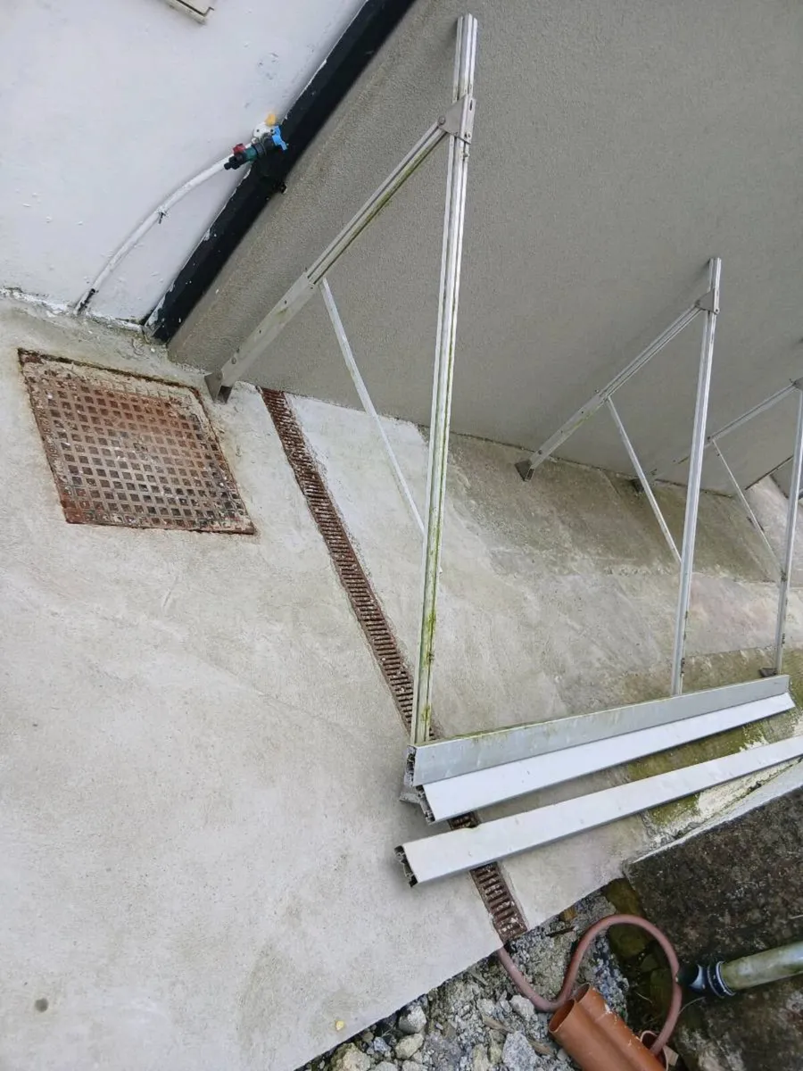 Covered in clothes line frame - Image 2