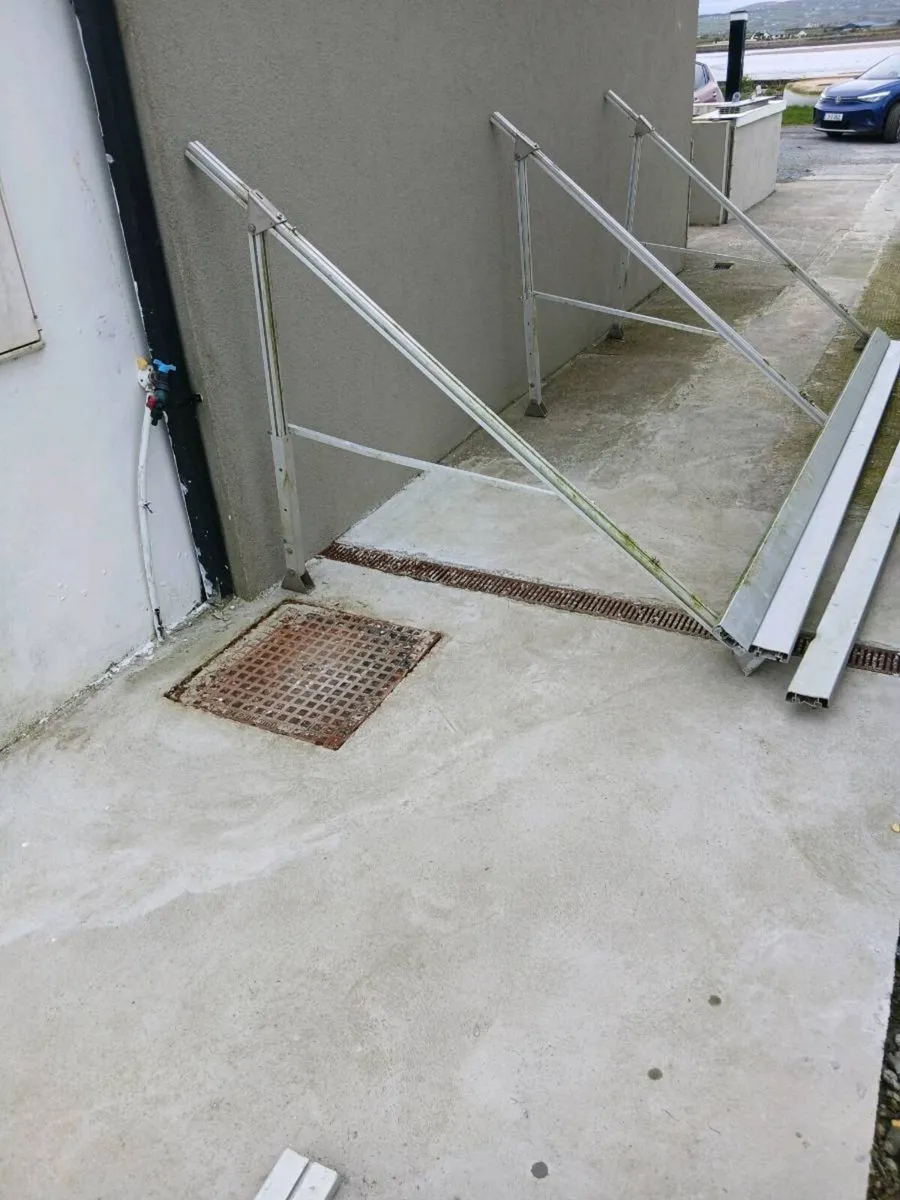 Covered in clothes line frame - Image 1