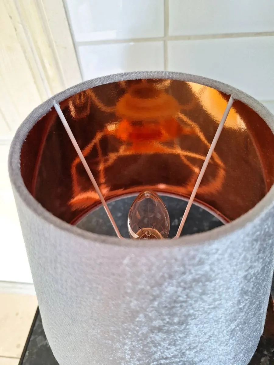 Beautiful pair of modern gold table lamps - Image 4