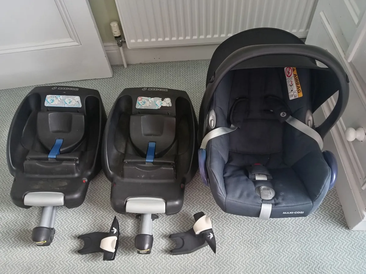Free Maxi Cosi car seat with two isofix bases - Image 1
