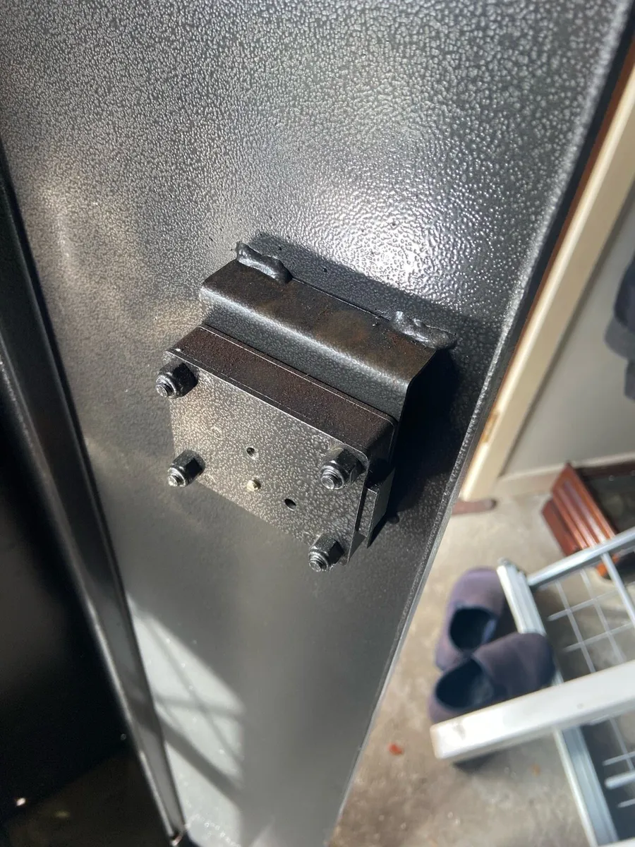 Gun safe Holds 4 Guns - Image 3