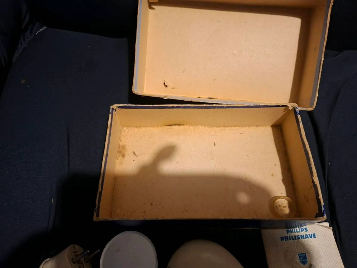 Vintage 1950's Philips Bakelite electric shaver - Image 3